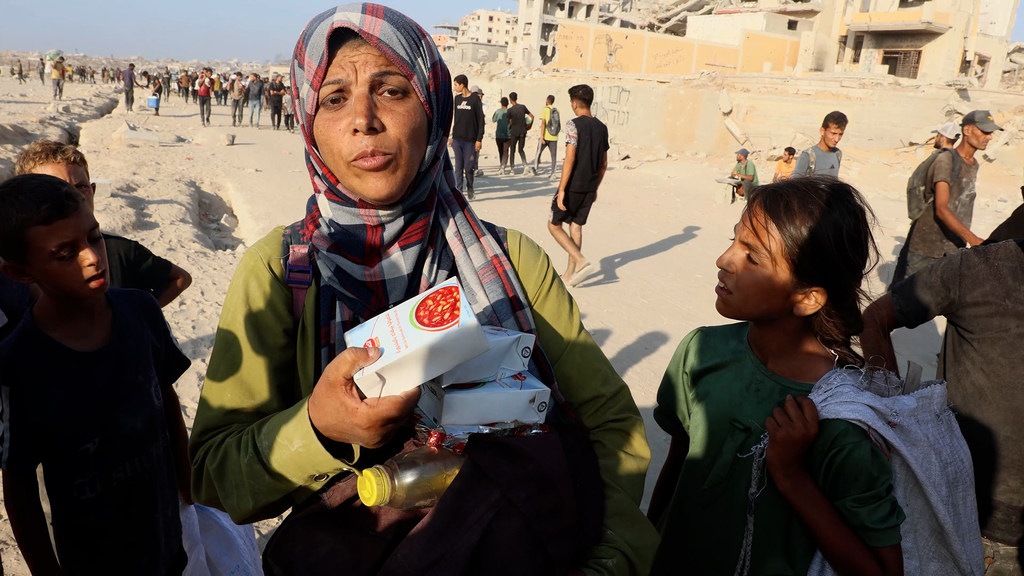 Une femme à Gaza a reçu de la nourriture apportée par des camions.