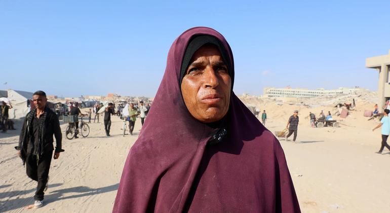 مقبولة سيدة فلسطينية تعيل زوجها المصاب وابنها المصابين. تبحث لهما عن طعام.