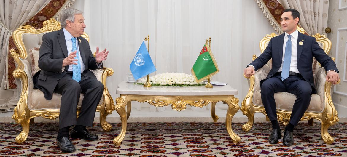 Le Secrétaire général António Guterres (à gauche) rencontre le Président du Turkménistan, Serdar Gurbangulyýewiç Berdimuhamedow.
