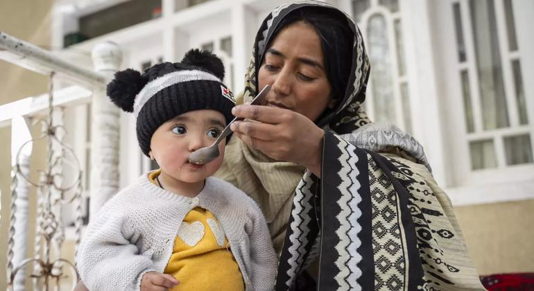 ایک ماں اپنے بچے کے ساتھ۔