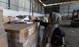 Una trabajadora de la ONU revisa los suministros médicos en una almacén de Gaza.