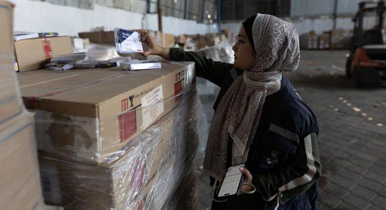 Una trabajadora de la ONU revisa los suministros médicos en una almacén de Gaza.
