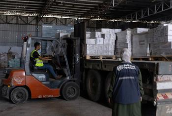 Vifaa vya matibabu vinapakuliwa kwenye ghala la WHO.