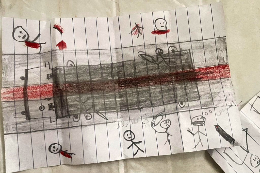 Un dibujo de la hija de un reportero de noticias de la ONU en Gaza, que representa camiones rodeados de muertos, expresando las muertes y lesiones entre los solicitantes de ayuda en Gaza a la luz de la propagación del hambre y las severas restricciones a…