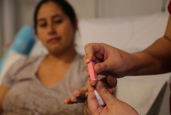 En un hospital de Santiago de Chile se realiza una prueba de glucemia para comprobar el nivel de glucosa (azúcar) en la sangre de una mujer embarazada.