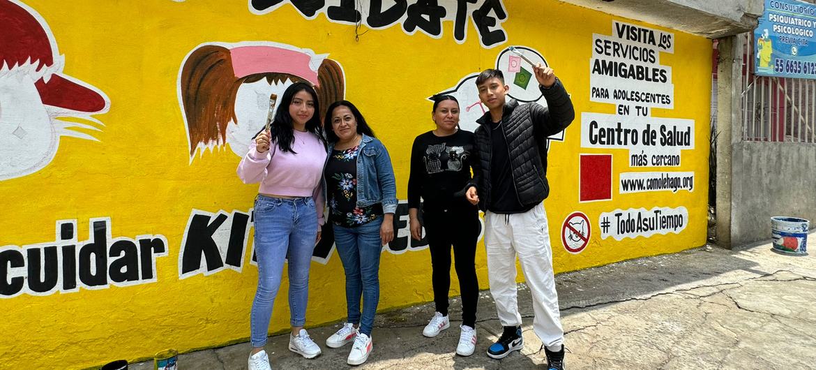 Ana Fernanda y Ricardo celebran la materialización de su mural en San Gregorio, Xochimilco, junto a sus mamás. 