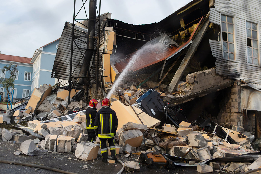 Des bâtiments et des infrastructures endommagés après des attaques massives à travers l'Ukraine.