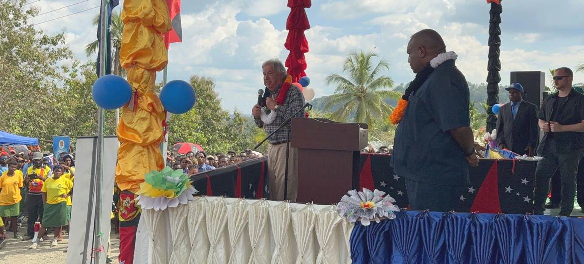 Le Secrétaire général António Guterres s'exprime lors d'un événement dans le district de Nuku, en Papouasie-Nouvelle-Guinée. Nuku abrite la troisième plus grande forêt tropicale du monde.