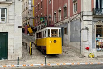 O Elevador da Glória, ícone turístico da cidade de Lisboa, após acidente que fez dezenas de mortos