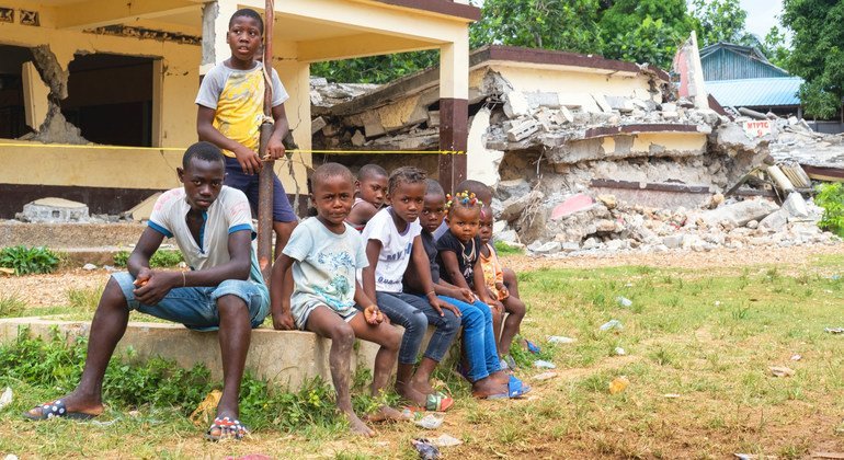 Многие школы на Гаити были разрушены землетрясением. ЮНИСЕФ занимается восстановлением зданий, чтобы дети могли вернуться к учебе.