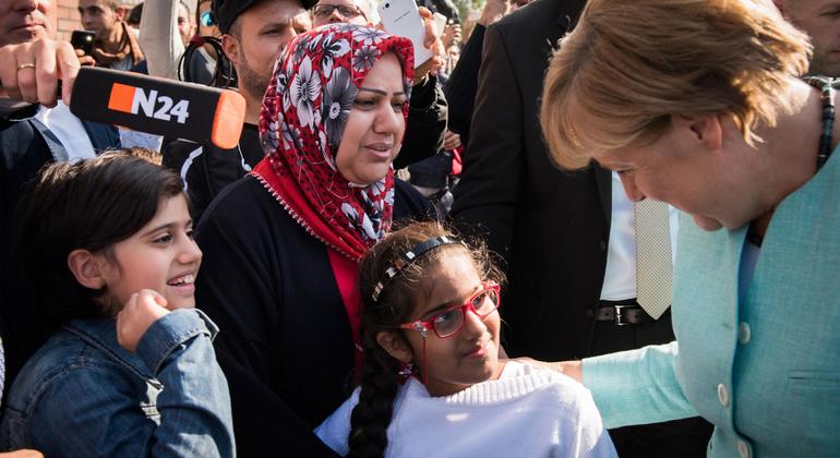 Grandi lobt Angela Merkels „moralischen Kompass“, als sie den ersten UNHCR-Flüchtlingspreis erhält |