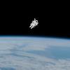 Um astronauta da NASA flutua no espaço.