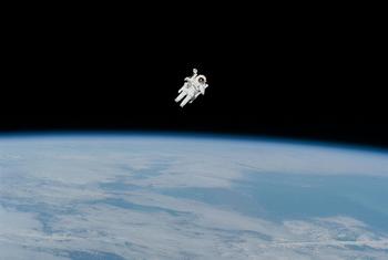 Um astronauta da NASA flutua no espaço.