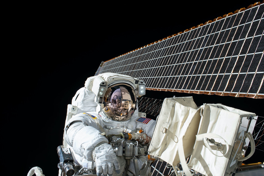 El astronauta de la NASA Scott Kelly trabajando fuera de la Estación Espacial Internacional en 2015.