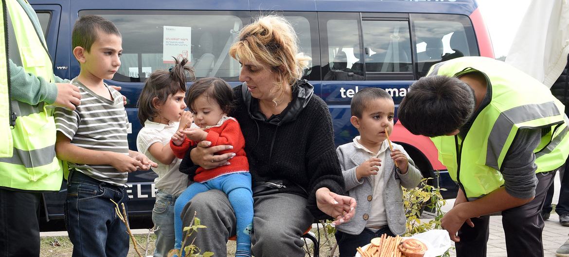 Около трети беженцев из Карабаха – дети и подростки. 