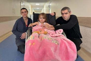 Una niña de dos años resultó gravemente herida cuando un cohete impactó su casa en Lviv, Ucrania.