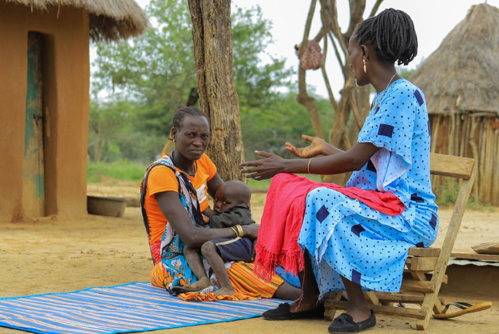 Josephine Telo, anayeketi, anazungumza na Consolata Aleper, ambaye hufanya mikutano na manusura wa ukeketaji na kujitahidi kukomesha vitendo vya ukeketaji kwa jamii. Dadake Bi Telo alifariki wakati wa kujifungua kwa sababu ya ukeketaji. 