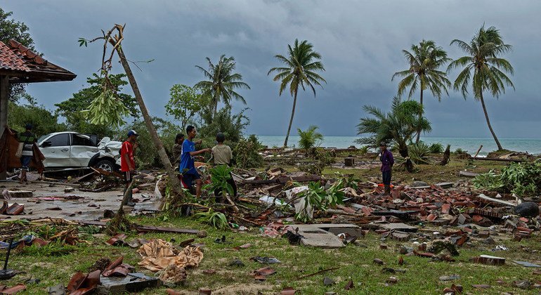 14 лет спустя после разрушительного цунами жители Индонезии все еще надеются найти остатки своих вещей и останки пропавших родственников.