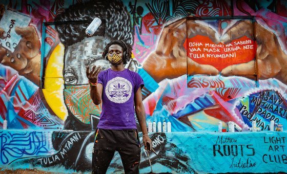 Un artiste de rue au Kenya.