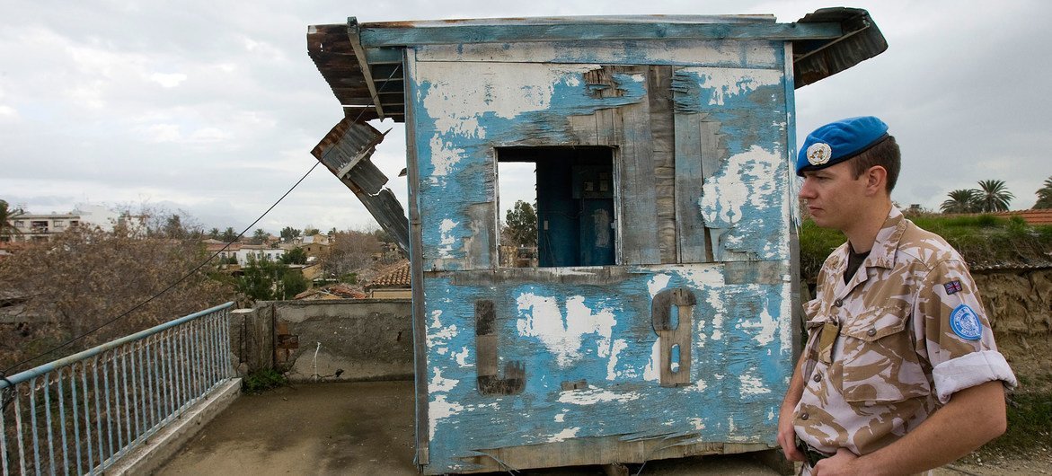 La Force des Nations Unies chargée du maintien de la paix à Chypre (UNFICYP) contrôle la zone tampon entre les parties adverses (photo d'archives).