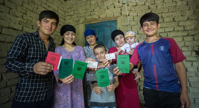 Una familia anteriormente apátrida muestra sus documentos de identidad recién obtenidos en su casa de Dushanbe (Tayikistán).