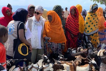 Barbara Manzi, UN Resident Coordinator in Burkina Faso, with women farmers in Djibouti. (File 2019)