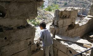 صبي ينظر من منزله المدمر في منطقة الجمالية في تعز، اليمن. (من الأرشيف)