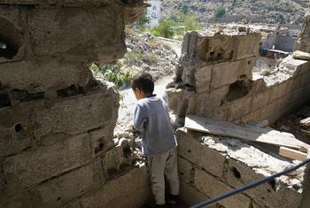 在也门塔伊兹动荡的Al Gamalia地区，一名男孩从家中向外望去。（资料图）