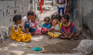 Des enfants jouent dehors dans un quartier d'Aden, au Yémen.