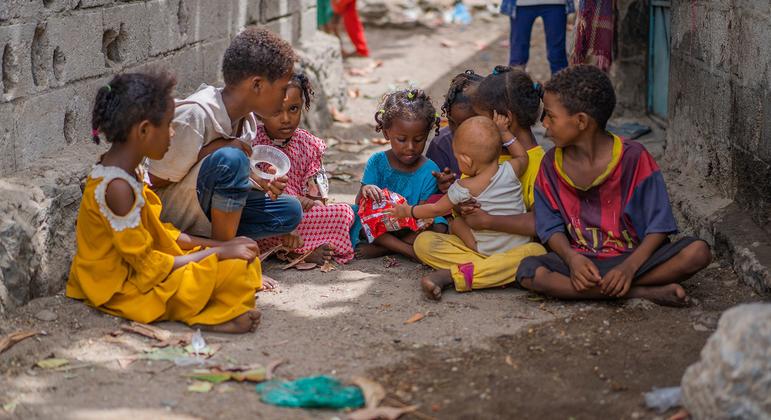 Em um bairro de Aden, Iêmen, uma menina de três anos brinca com amigos da vizinhança 