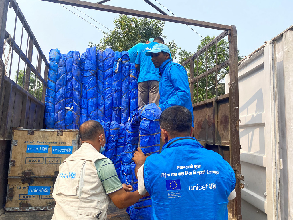 Le personnel de l'UNICEF charge des fournitures de secours dans un camion en direction du district de Jajarkot.