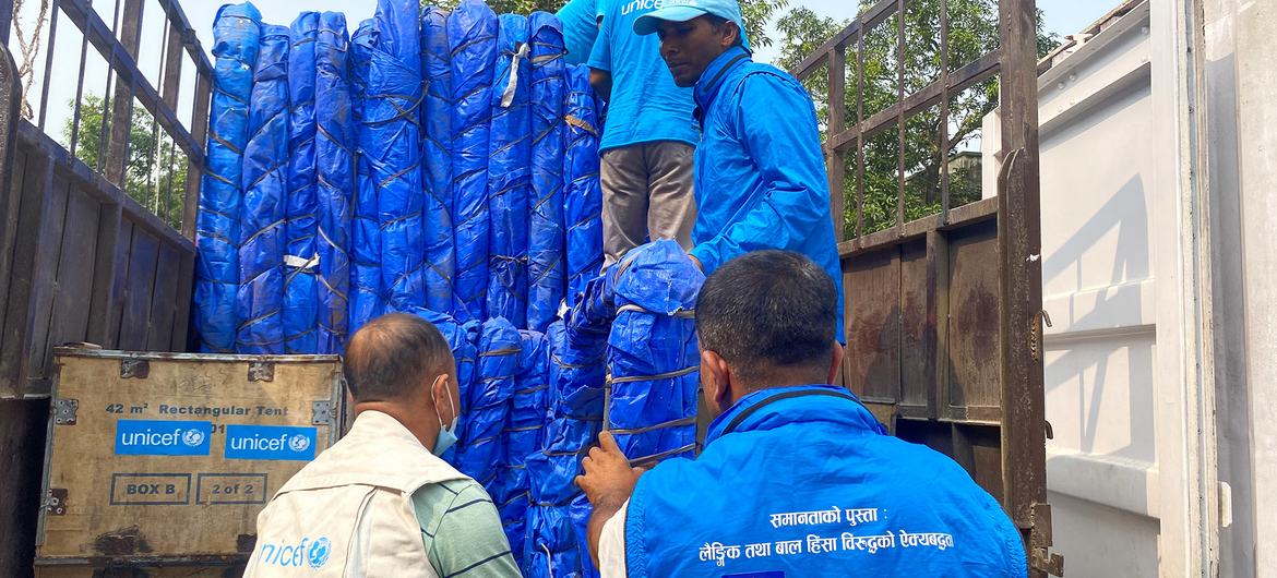 Funcionários da UNICEF carregam suprimentos de emergência em um caminhão com destino ao distrito de Jajarkot