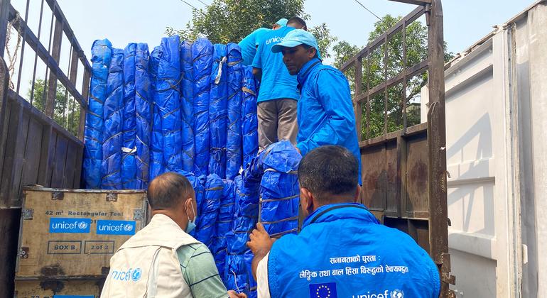 Le personnel de l'UNICEF charge des fournitures de secours dans un camion en direction du district de Jajarkot.