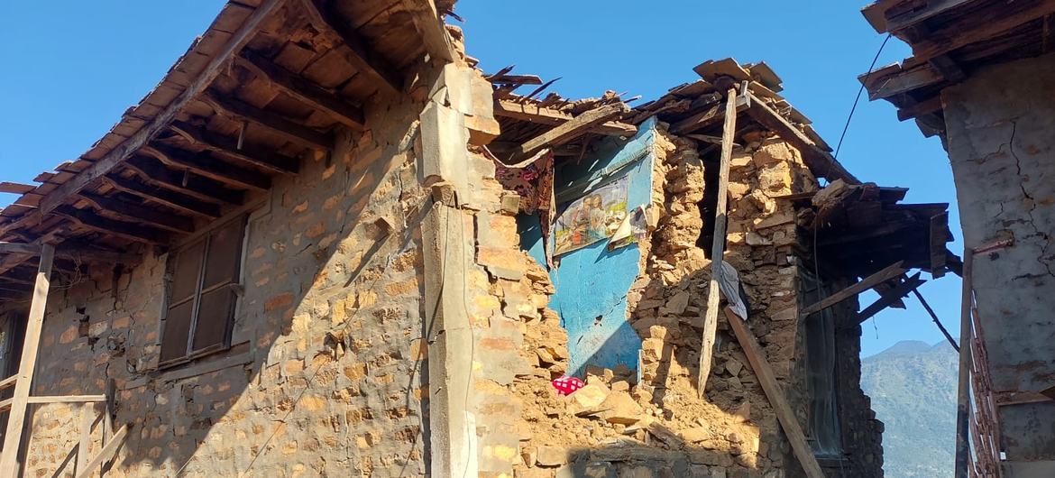 Uma casa danificada pelo terremoto de magnitude 6,4 que atingiu o oeste do Nepal em 3 de novembro
