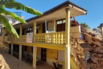 नेपाल में 6.4 की तीव्रता वाले भूकम्प से ध्वस्त हुई एक सरकारी इमारत.