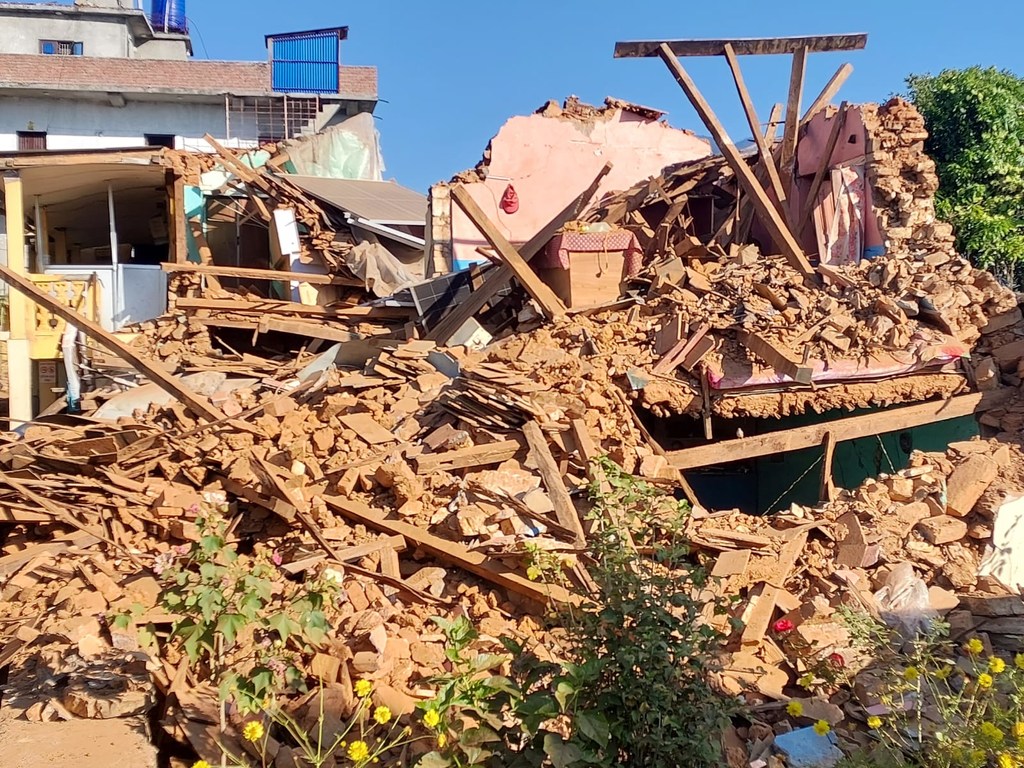 Mtazamo wa majengo na nyumba zilizoharibiwa na tetemeko la ardhi huko Jajarkot, Nepal.