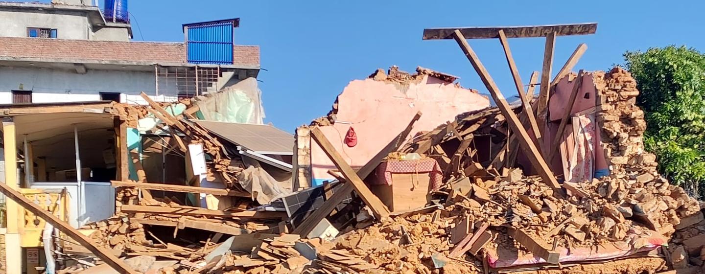 Maisons détruites par le tremblement de terre de magnitude 6,4 qui a frappé l'ouest du Népal faisant, selon les rapports préliminaires, au moins 150 morts et des centaines de blessés.