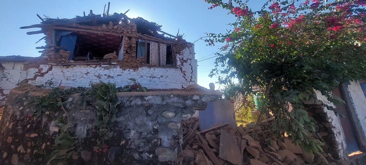 Casas danificadas pelo terremoto de magnitude 6,4 que atingiu o oeste do Nepal em 3 de novembro