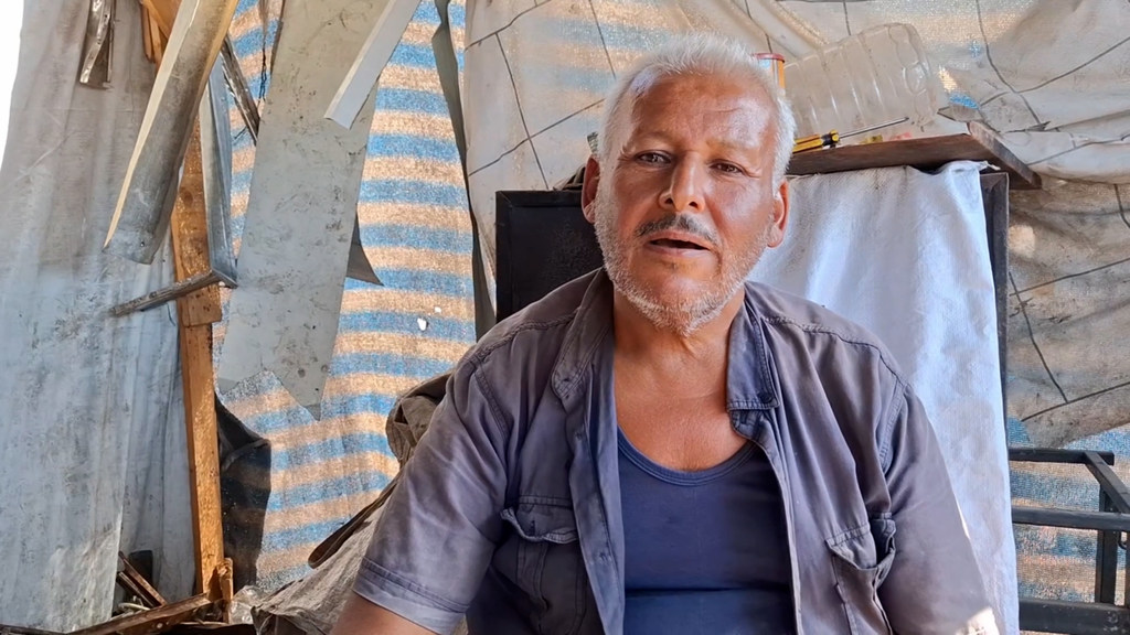 أحد النازحين من غزة يعلق على موافقة البرلمان الإسرائيلي، المعروف باسم الكنيست، مؤخراً على قانونين يحظران على وكالة الأونروا العمل في أراضيها ويمنعان المسؤولين من التواصل مع الوكالة.