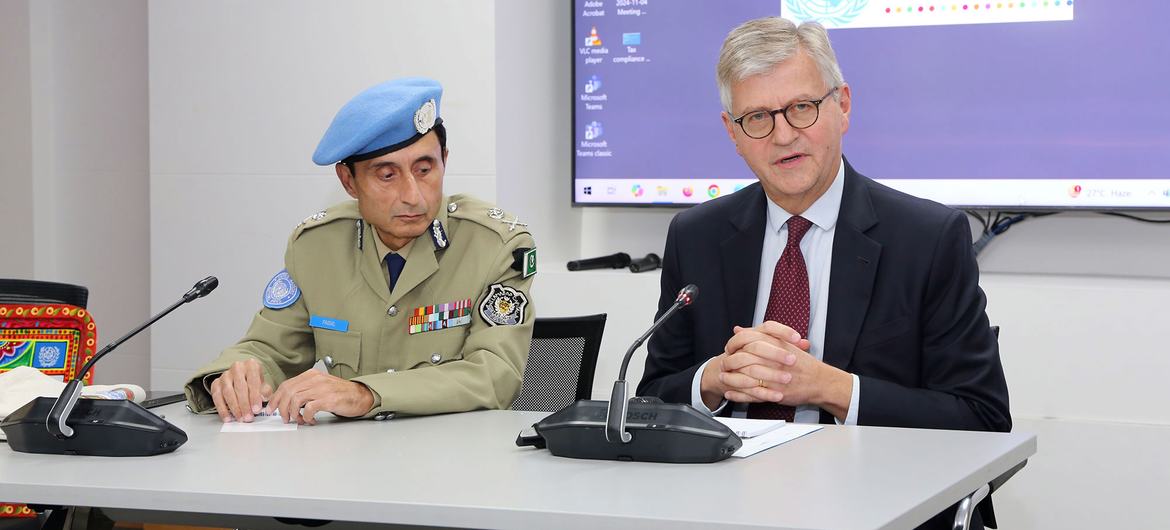 اقوام متحدہ میں ادارہ قیام امن کے انڈر سیکرٹری جنرل ژاں پیئر لاکوا اوراقوام متحدہ کے مشیر برائے پولیس فیصل شاہکار پاکستان کے دارالحکومت اسلام آباد میں صحافیوں سے بات کر رہے ہیں۔