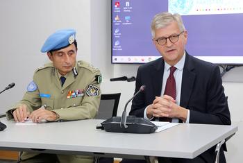 اقوام متحدہ میں ادارہ قیام امن کے انڈر سیکرٹری جنرل ژاں پیئر لاکوا اوراقوام متحدہ کے مشیر برائے پولیس فیصل شاہکار پاکستان کے دارالحکومت اسلام آباد میں صحافیوں سے بات کر رہے ہیں۔