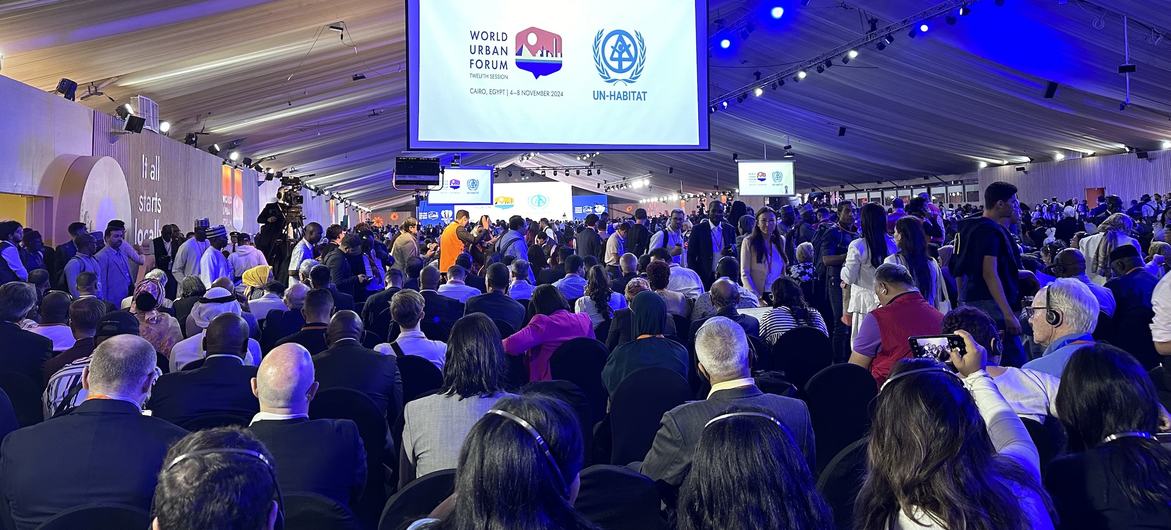 Participantes en la ceremonia de apertura del Foro Urbano Mundial en El Cairo.