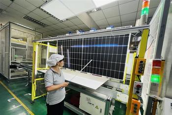 中国苏州的一个太阳能光伏组件制造工厂。