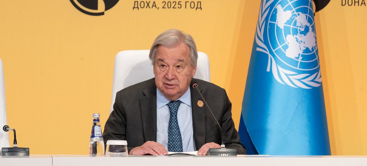 El Secretario General de la ONU, António Guterres, ofrece una rueda de prensa en la Segunda Cumbre Mundial sobre Desarrollo Social celebrada en Doha.