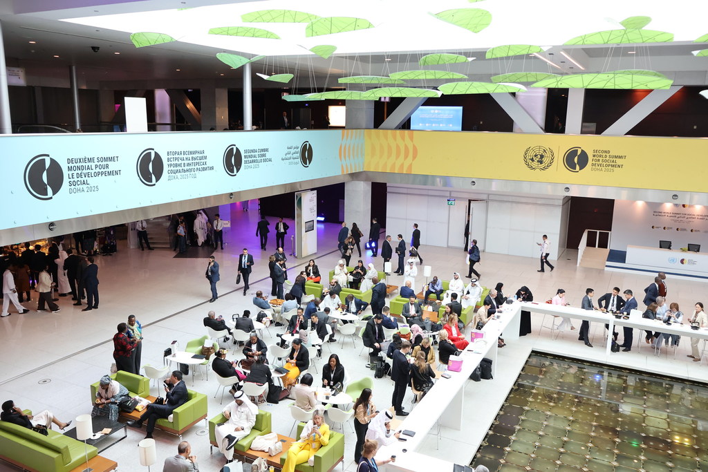 Washiriki wa WSSD wakijumuika katika moja ya maeneo ya kutangamana kwenye mkutano huo.