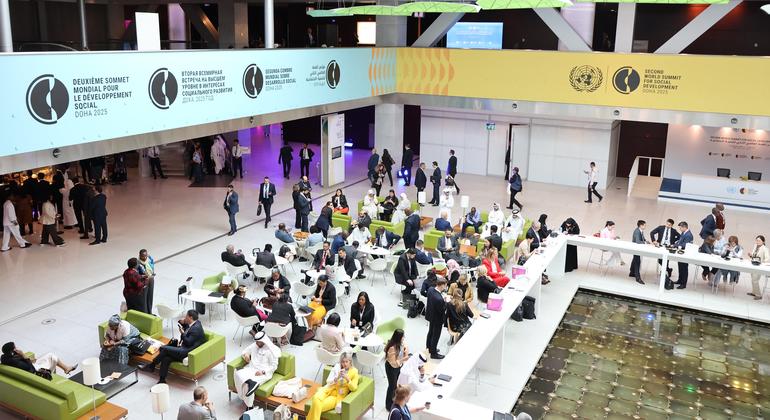 يختلط المشاركون في إحدى مساحات التواصل في القمة العالمية. يختلط المشاركون في إحدى مساحات التواصل في القمة العالمية.