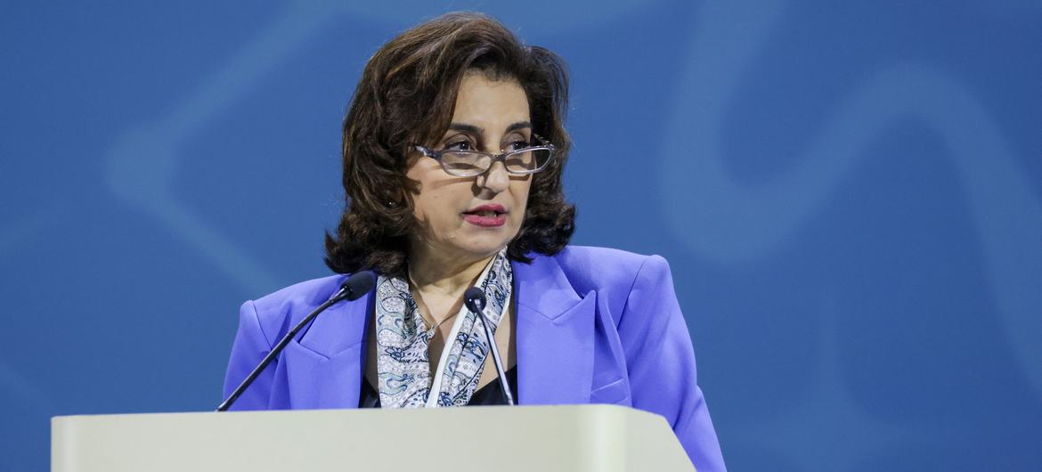 La Directrice exécutive d'ONU Femmes Sima Bahous s'exprimant lors du dialogue de haut niveau sur les transitions justes et l'action climatique tenant compte du genre, tenu au théâtre Al Waha, à Dubaï, lors de la COP28.