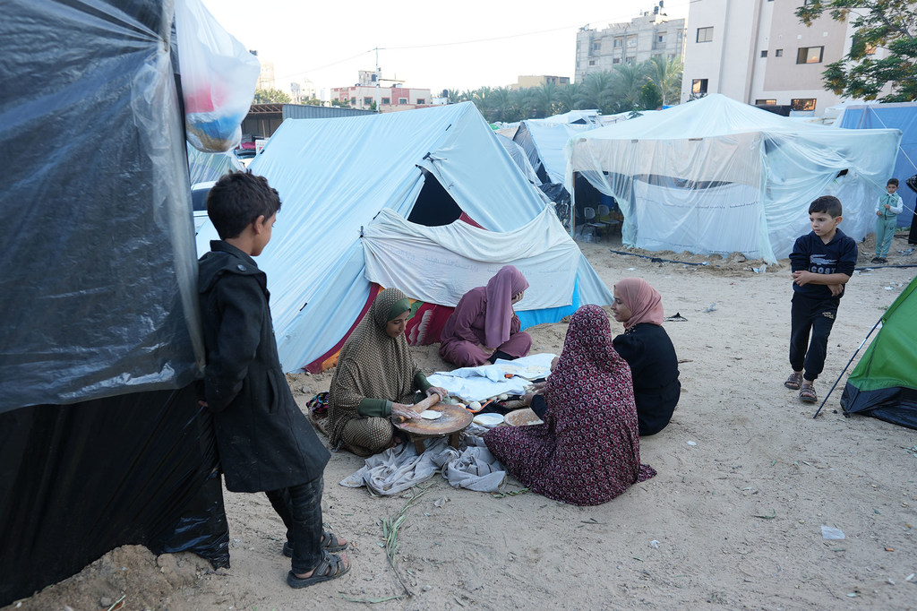 Des personnes déplacées se reposent dans un camp près de l'hôpital Nasser à Khan Yunis, au sud de Gaza.