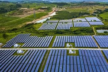 坦桑尼亚安古贾群岛的太阳能发电厂。