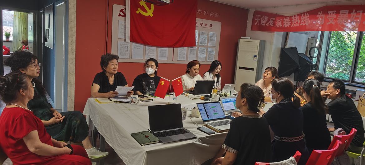 2024年9月13日“失独老人心理关爱”项目启动暨工作会议上，项目主管侯志明就实施方案组织讨论与落实。